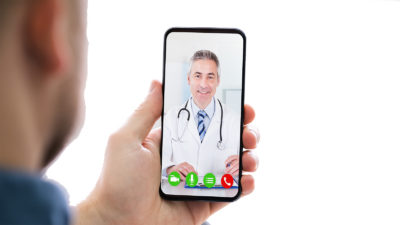 Eine Arbeitsunfähigkeit kann ab sofort auch ohne persönlichen Arzt-Patientenkontakt ausgestellt werden. Der Gebührenordnungsexperte Dr. med. Zimmermann bespricht an zwei Fallbeispielen die Möglichkeiten der Video-AU.