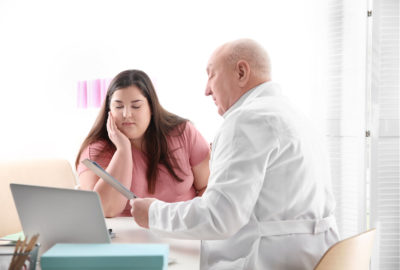 Was assoziieren Sie mit Adipositas? Verfügt Ihre Praxis über geeignete Sitzmöglichkeiten für betroffene Patienten? Und widmen Sie ihnen genauso viel Zeit wie Normalgewichtigen? Ein Blick durch die "Diskriminierungsbrille" lohnt sich.
