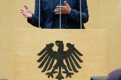 Von der Wundversorgung bis zur Dokumentation in der ePA: Im Pflegekompetenzgesetz, das Bundestag und Bundesrat in ihrer letzten Sitzung des Jahres verabschiedet haben, stecken auch Vorhaben, die Hausarztpraxen betreffen. Ein Blick in das – durchaus unübliche – parlamentarische Verfahren und fünf konkrete Pläne für die ambulante Versorgung.