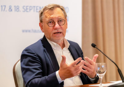 Mit seinem Bericht zur Lage eröffnet Hausärzte-Chef Ulrich Weigeldt traditionell den Hausärztetag. In diesem Jahr sieht er deutlichen Handlungsbedarf - denn Politik und Kassen griffen allzu sehr in den Versorgungsalltag ein.