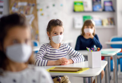 Ein pauschales Attest reicht nicht, um von der Maskenpflicht in Schulen befreit zu werden. Das entschied das Verwaltungsgericht Würzburg.