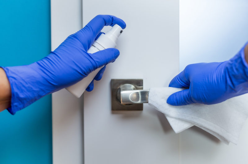 Millionen Minijobber wie beispielsweise Reinigungskräfte in Hausarztpraxen können im kommenden Jahr mehr verdienen: Die Verdienstgrenze steigt zum 1. Januar 2026 - aufgrund ihrer Koppelung an den gesetzlichen Mindestlohn - auf 603 Euro.