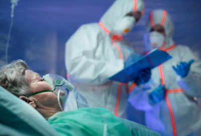 Die Kurve der Corona-Neuinfektionen flacht zwar leicht ab - doch aufgrund des zeitlichen Verzugs werden schwere Krankheitsverläufe und Todesfälle zunächst weiter steigen. Mit aktuellen Zahlen lenkt das RKI den Blick auf die Kliniken: Schon heute müssen sich Hunderte abmelden, weil es an Personal oder Räumen mangelt.