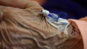 Intravenöser Zugang in der Hand einer Seniorin