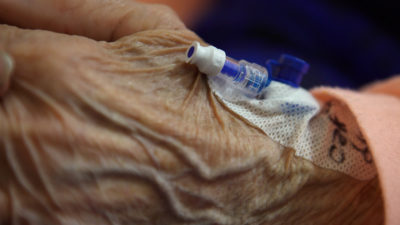 Die palliative Sedierung kann unheilbar kranken Menschen mit therapierefraktären Beschwerden einen Sterbeprozess ohne Leid ermöglichen. Dr. med. Daniel Stanze erklärt, was es für Hausärzte zu beachten gibt und warum die Entscheidung im Team geschultert werden sollte.