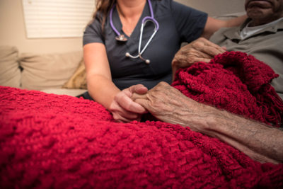 Die Palliativversorgung stützt sich in hohem Maße auf die Kompetenz von Hausärztinnen und Hausärzten. Nicht zuletzt ein neuer Rahmenvertrag für die spezialisierte ambulante Palliativversorgung (SAPV) könnte das jedoch ins Wanken bringen – durch neue Mindestvorgaben für teilnehmende Ärzte.