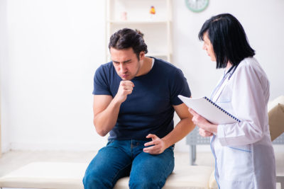Dass das RKI die Kriterien für Coronatests geändert hat, kann die Arzt-Patienten-Kommunikation nun auf den Kopf stellen. "Der Hausarzt" gibt gemeinsam mit dem IHF drei neue Praxishilfen an die Hand - und erklärt, für wen Tests ab sofort noch angezeigt sind.