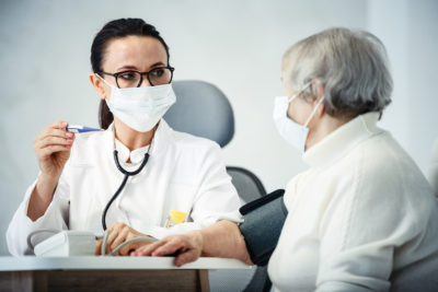 Betreuen Kliniken und Hausarztpraxen gemeinsam Patienten, kann es in der Zusammenarbeit mitunter haken. Die "Rauchenden Köpfe" haben daher eine Patienteninfo entwickelt, die hilft, die Kooperation zwischen den Sektoren zu verbessern.