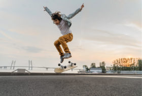 Junge auf Skateboard