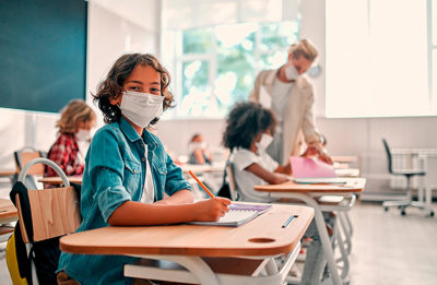 Zwei Tage vor der erwarteten EMA-Zulassung des ersten Corona-Impfstoffs für Jugendliche ist ein Streit zwischen Politikern und Medizinern entbrannt. Die DEGAM schaltet sich mit einem klaren Verweis auf die Studienlage ein. Zwei Knackpunkte, die in der Diskussion bislang nur anklingen, könnten schon bald in Hausarztpraxen aufschlagen.