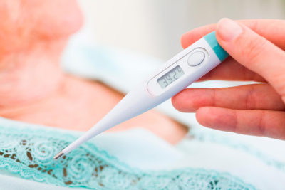 Seltener Fieber, häufiger anogenitale Hautläsionen und seltener schwere Verläufe: Eine Studie zeigt, dass sich die Symptome einer Affenpocken-Infektion aktuell von früheren Ausbrüchen unterscheiden. Sollte die Definition des Verdachtsfalls angepasst werden?