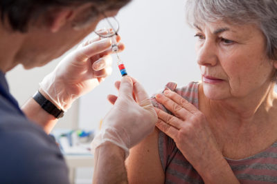 Mit mResvia® gibt es nach den beiden proteinbasierten Impfstoffen Abrysvo® und Arexvy® nun die dritte in der EU-zugelassene Vakzine gegen das Respiratorische Synzytial-Virus - und den ersten RSV-mRNA-Impfstoff. Verimpft werden kann er an Personen ab 60 Jahren.