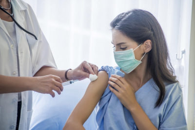 Die Bundesregierung bessert beim Infektionsschutzgesetz nach. Neben der neuen Impfpflicht gegen das Coronavirus wurde für Praxisteams auch an der Testpflicht nachgeschliffen.