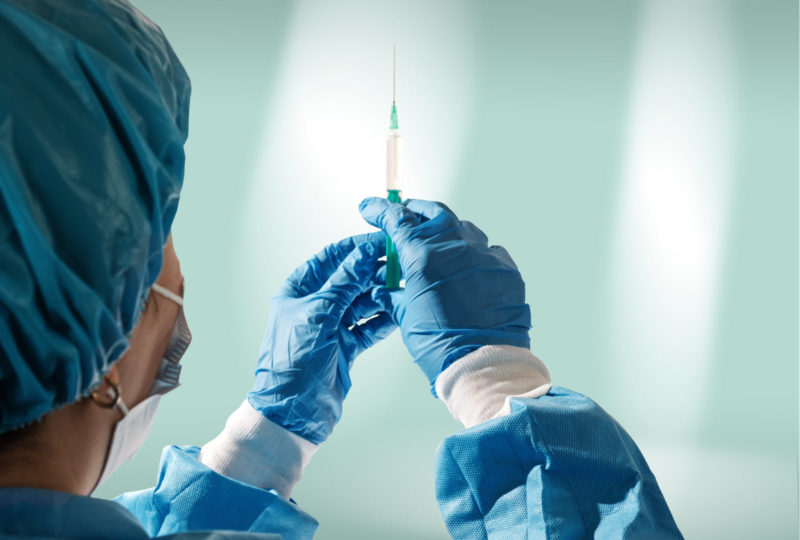 Beim Impfen passieren Ärztinnen und Ärzten immer wieder formale Fehler. Denn zwischen Zulassung und regionaler Impfvereinbarung liegt ein langwieriger Prozess, der die Umsetzung der STIKO-Empfehlung für Patientinnen und Patienten erheblich verzögert. Die "Rauchenden Köpfe" erklären, worauf zu achten ist, und stellen ein Muster-Schreiben für Versicherte zur Verfügung.