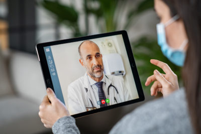 Die Zahl der Videosprechstunden nahm 2020 aufgrund der Corona-Pandemie rapide zu, besonders in der Berufsgruppe der Psychotherapeuten. Das zeigt: Eine Online-Sprechstunde kann den Kontakt zwischen Arzt und Patient nicht ersetzen. 
