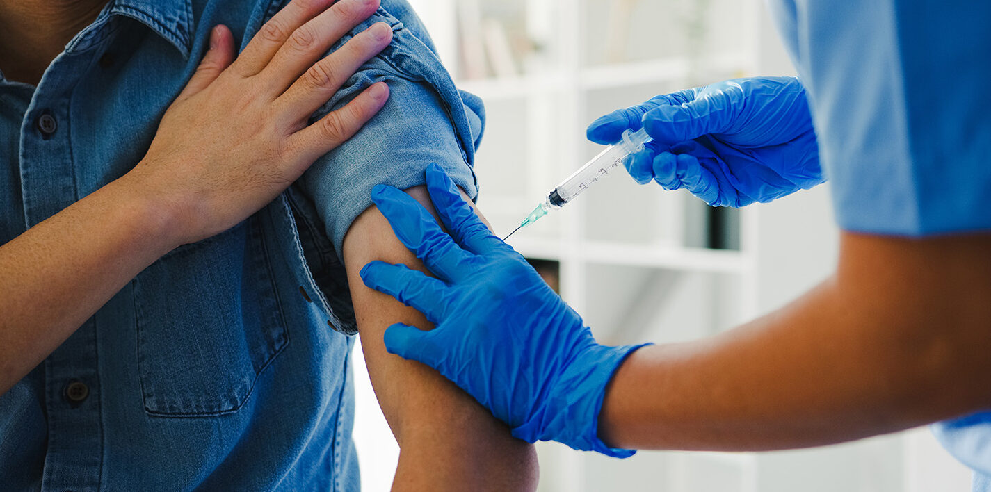 Arzt und Patient beim impfen gegen das Coronavirus