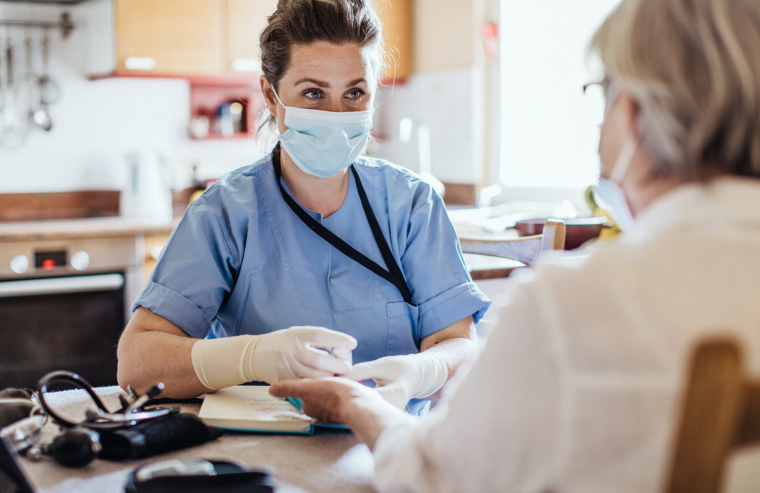 Viele Hausarztpraxen beschäftigen zur Entlastung eine nichtärztliche Praxisassistenz bzw. eine VERAH oder NäPA. Im EBM ist die Abrechnung der NäPA an Bedingungen geknüpft.