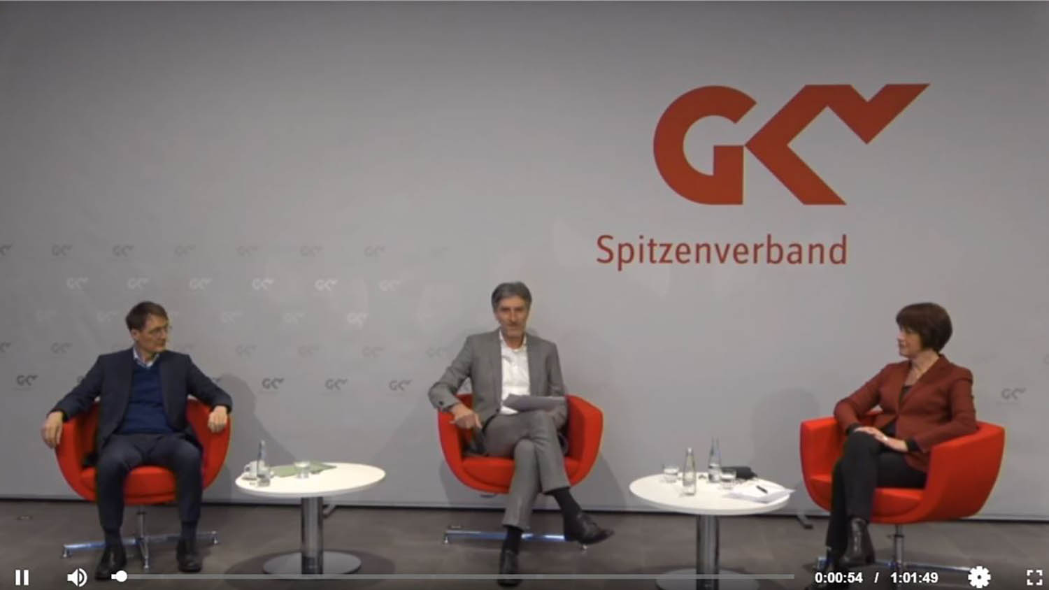 Nächstes Jahr werden 17 Milliarden Euro in den Kassen der Gesetzlichen Krankenversicherung (GKV) fehlen, bestätigte Bundesgesundheitsminister Prof. Karl Lauterbach in „GKV NOW“, einer Veranstaltung des GKV-Spitzenverbands. Um Transparenz zu schaffen, hat Lauterbach das Bundesfinanzministerium mit in den Schätzerkreis aufgenommen.