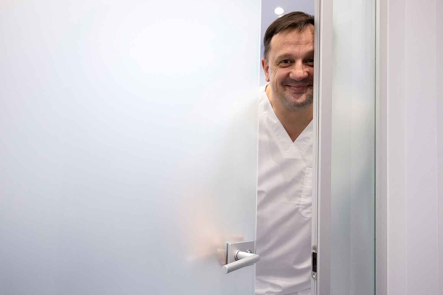 Egal, ob edler Altbau oder modernes Bürogebäude: Soll eine Immobilie als Praxis genutzt werden, gilt es allerhand baurechtliche Vorgaben zu beachten. 7 Fehler sollten Hausärztinnen und Hausärzte insbesondere vermeiden.