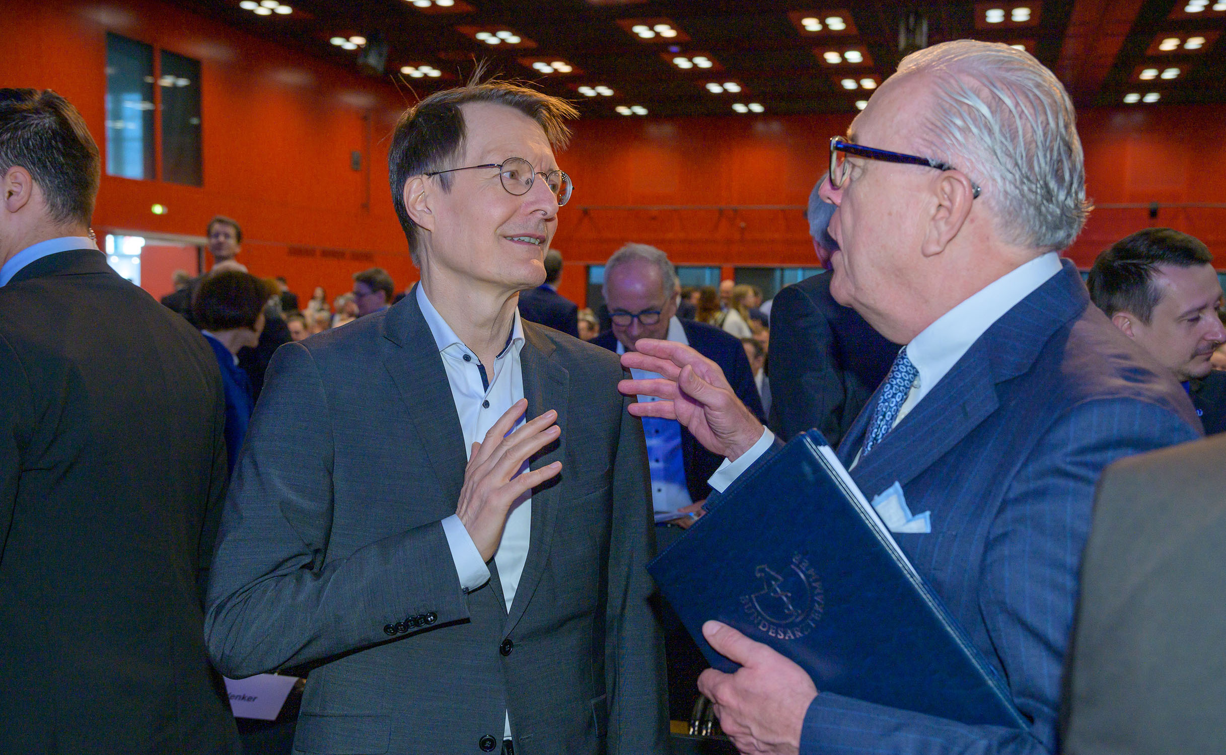 Bundesgesundheitsminister Prof. Karl Lauterbach im Gespräch mit BÄK-Präsident Dr. Klaus Reinhardt beim Deutschen Ärztetag 2024 in Mainz.