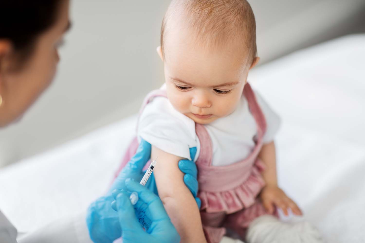 Die EMA überprüft derzeit das bereits bekannte Risiko für eine Enzephalitis nach Impfung mit den monovalenten Varizellen-Impfstoffen Varilrix® und Varivax®. Anlass ist der Todesfall eines Kindes in Polen.