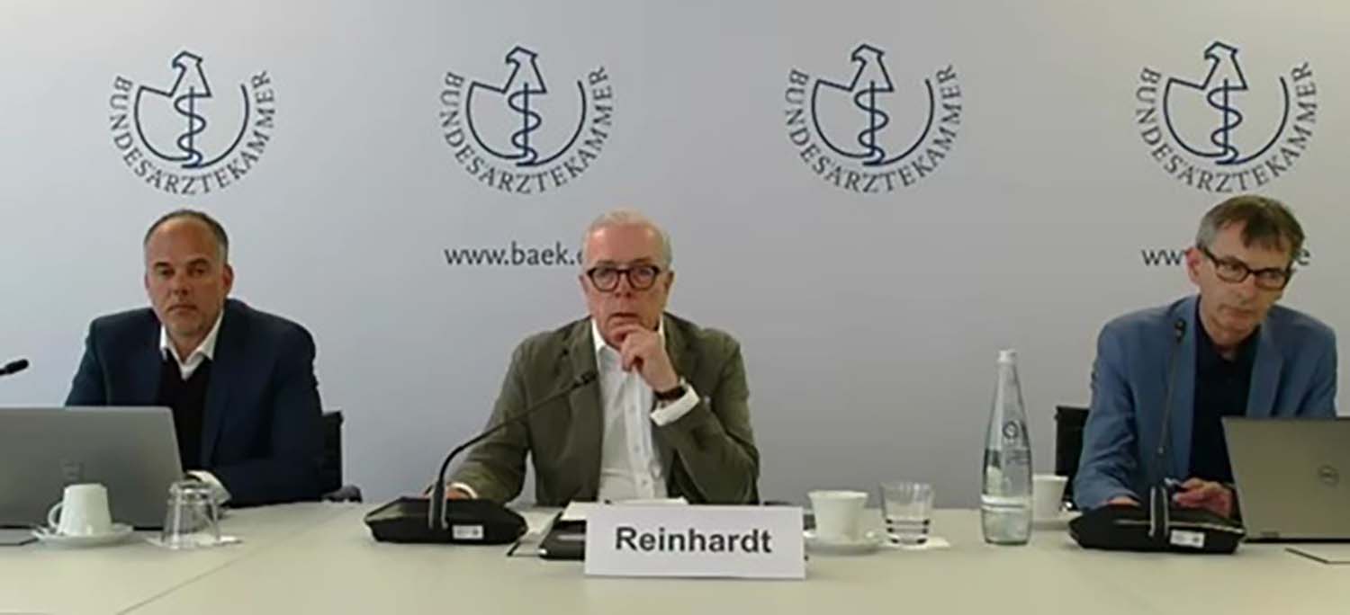 Dass endlich Steuerung ins System kommen soll, begrüßt Dr. Klaus Reinhardt, und betont, die HZV habe sich bewährt. Neben Einschätzungen zum Koalitionsvertrag gab der BÄK-Präsident einen Ausblick auf den Ärztetag. Dort werde über die konsentierte GOÄ abgestimmt, die neue Bundesgesundheitsministerin habe ihr Kommen angekündigt. 
