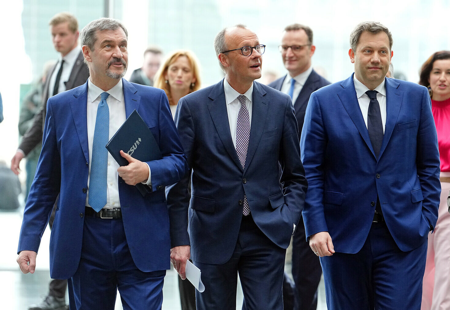 Verpflichtendes Primärarztsystem, Bagatellgrenzen für Regresse, Honorarreformen: Im Koalitionsvertrag von Union und SPD finden sich einige Punkte, die Hausärztinnen und Hausärzte betreffen. Die praxisrelevantesten Vorhaben der neuen Regierung im Überblick – samt Bewertung durch den Hausärztinnen- und Hausärzteverband und einer Perspektive, wann die Pläne in der Praxis ankommen könnten.