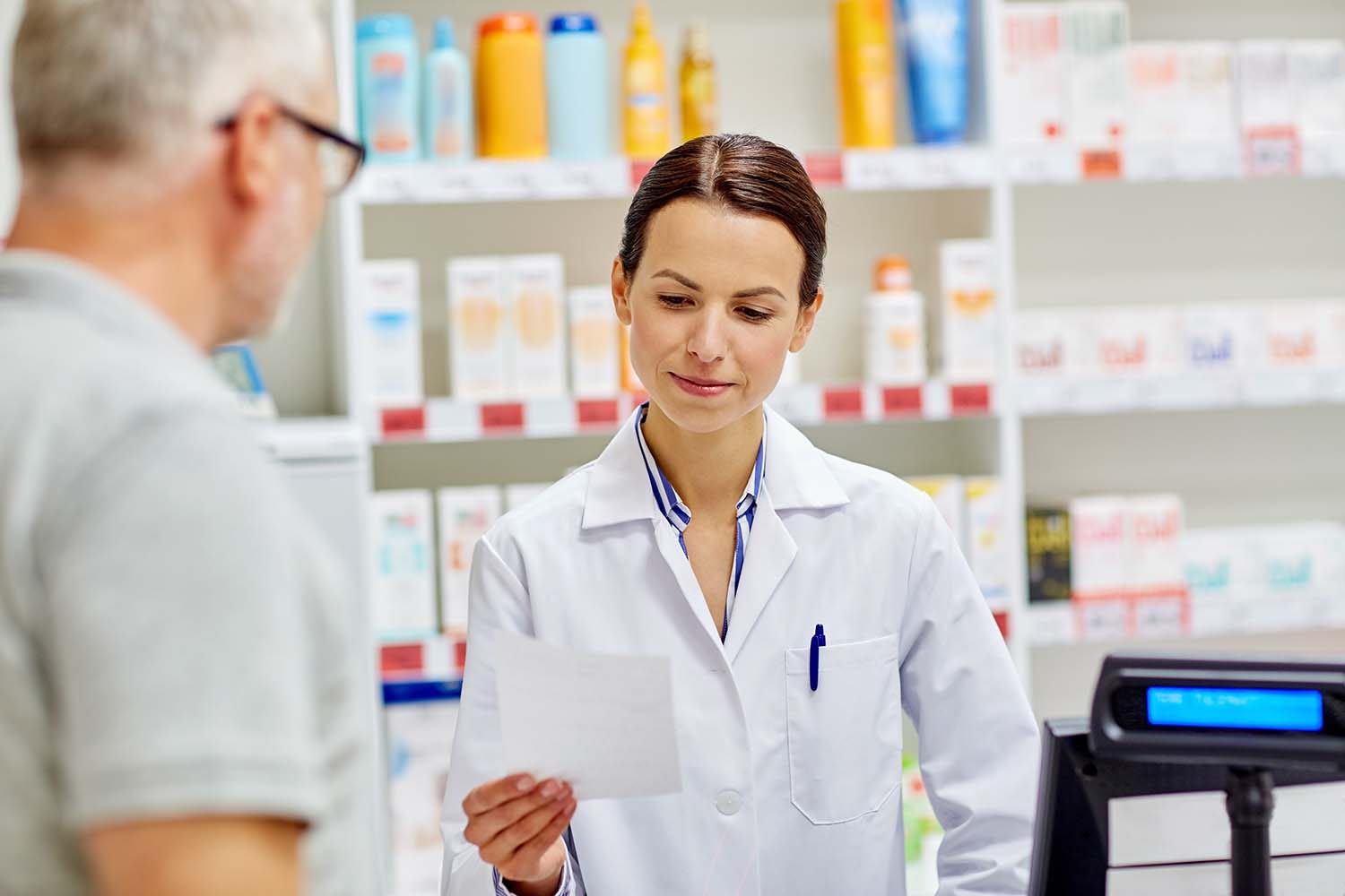 Abnehmspritzen liegen voll im Trend, auch Prominente setzen sie sich: Mit der Nachfrage nach den Produkten steigt die Zahl gefälschter Rezepte. Es gibt aber einiges, das Apotheker misstrauisch macht.