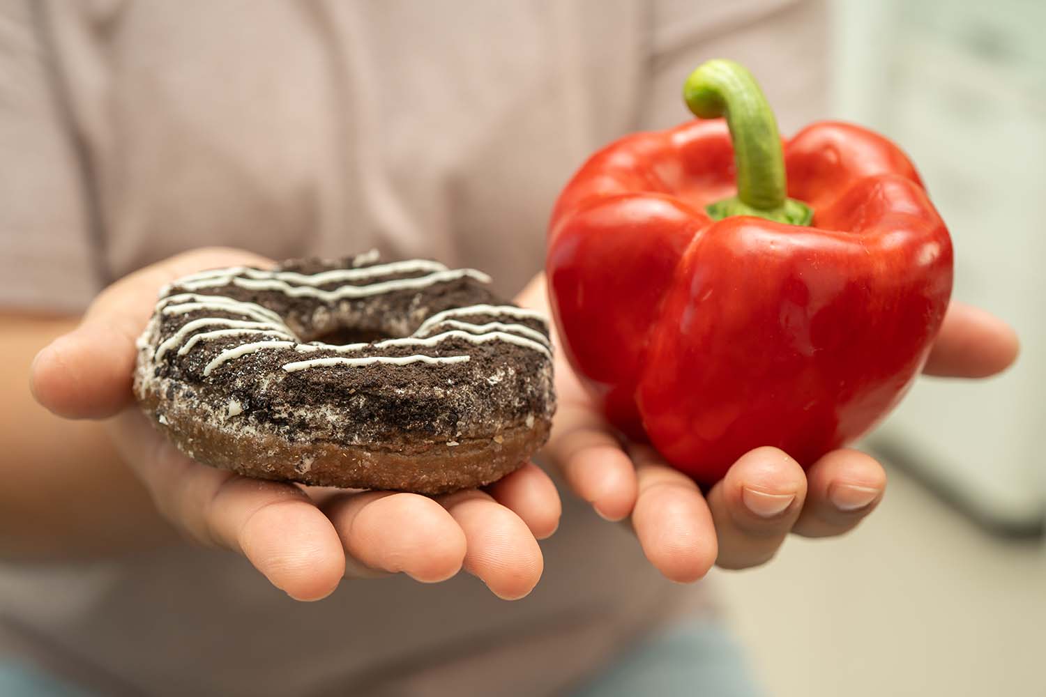 Frisches Obst oder Gemüse – der Mehrheit der Bürgerinnen und Bürger ist laut einer Studie eine gesunde Ernährung wichtig. Allerdings gibt es viele Hürden. Verbraucherschützer fordern: die Bundesregierung sollte Maßnahmen ergreifen, um allen eine gesunde Ernährung zu ermöglichen.