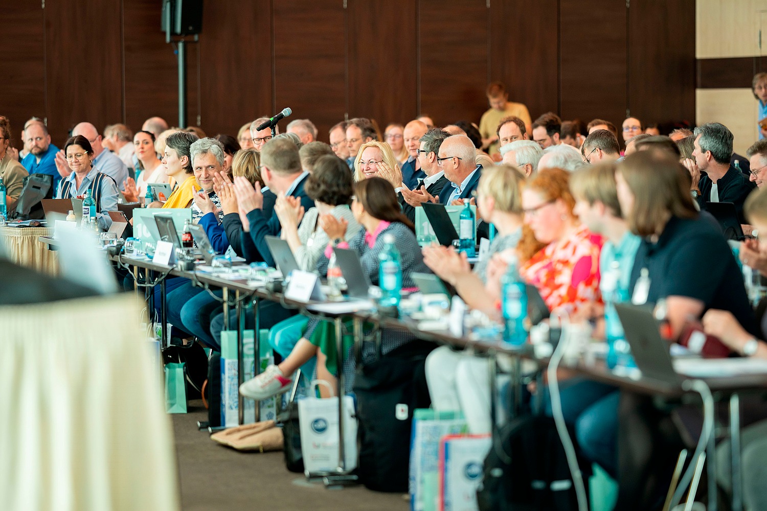 Besonders das Bekenntnis der Politik zur Einführung eines Primärarztsystems begrüßten die Delegierten auf der Frühjahrstagung des Hausärztinnen- und Hausärzteverbandes und wiesen auf die erprobte und erfolgreiche Hausarztzentrierte Versorgung (HZV) hin. Insgesamt 40 Anträge wurden verabschiedet.