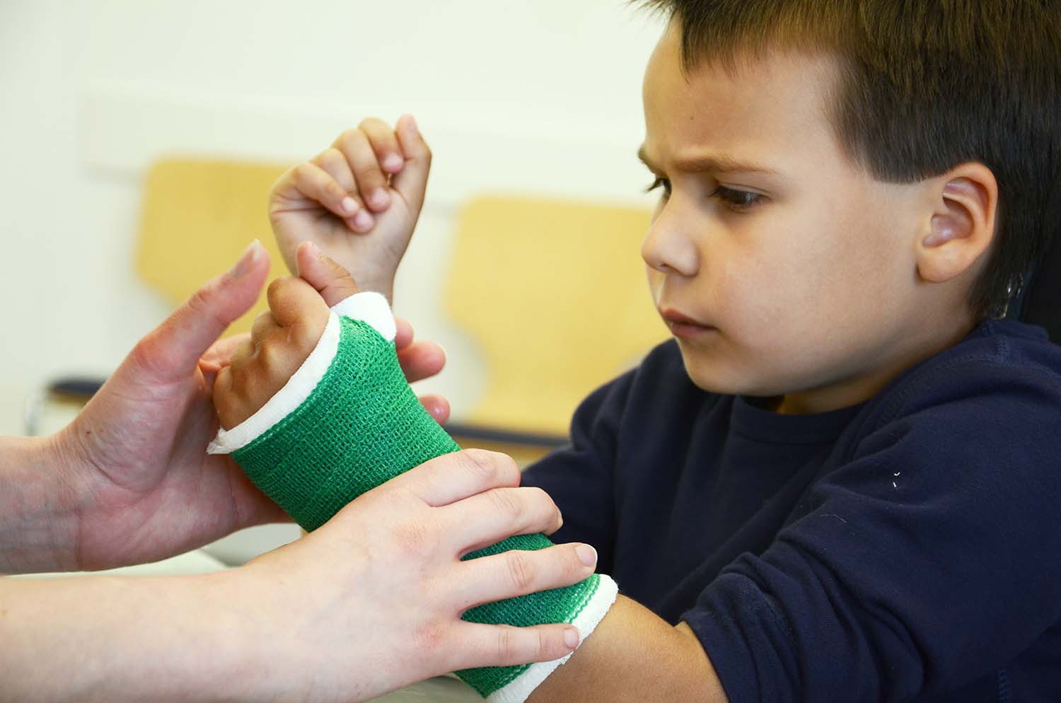 Ab Oktober können Ärztinnen und Ärzte bei Kindern bis 12 Jahren, bei denen ein Verdacht auf ein Ober- oder Unterarmfraktur besteht, dies rasch mit einer Sonografie abklären. Auch Hausärztinnen und Hauärzten mit einer Genehmigung steht die Leistung zur Verfügung.
