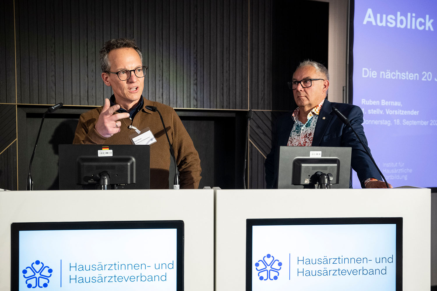 "Stark, stabil und bestens aufgestellt": In einer starken Doppel-Rede blicken IHF-Vorstand Dr. Hans-Michael Mühlenfeld und sein Nachfolger in spe, Ruben Bernau, auf das hausärztliche Fortbildungsangebot. Bevor der Staffelstab offiziell übergeben wird, wartet auf die beiden eine große Feier.