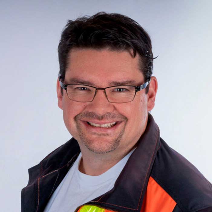 Examinierter Notfallsanitäter, Fachbuchautor Notfallmedizin und staatlicher Berufsfachschullehrer. 