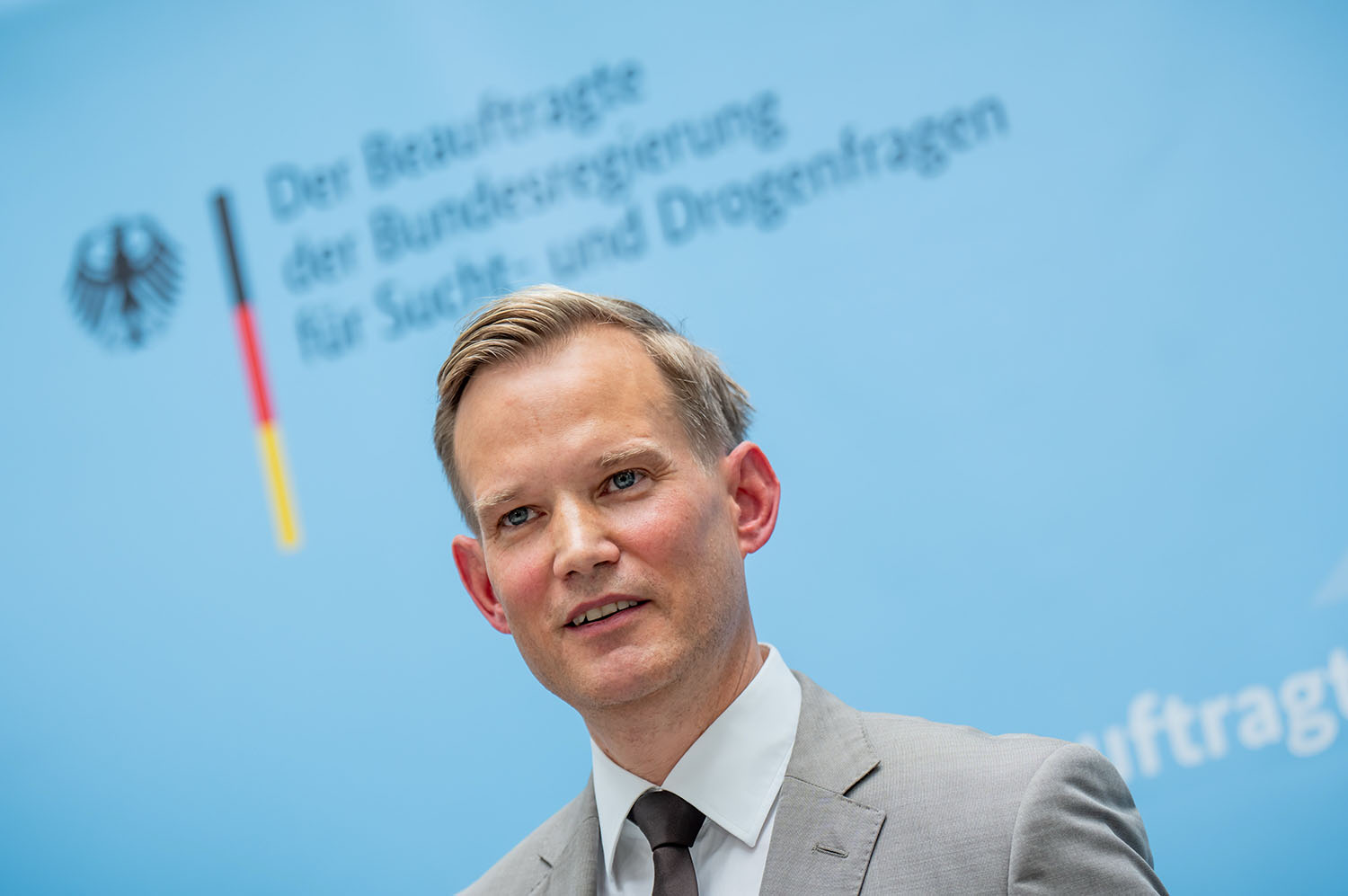 Der CDU-Gesundheitspolitiker und Drogenbeauftragter der Bundesregierung Hendrik Streeck hat die Frage aufgeworfen, ob die Verordnung sehr teurer Medikamente für hochbetagte Menschen sinnvoll ist. Es brauche klarere Leitlinien, damit bestimmte Medikamente nicht immer ausprobiert werden, so Streeck - und erntet Kritik.