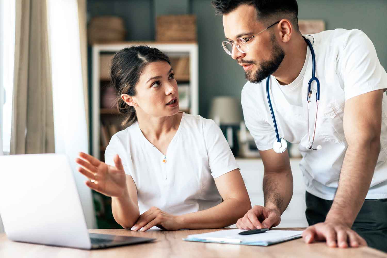 Werden Verordnungen hastig oder unter Ablenkung ausgestellt, kann das schnell teuer werden. Denn der Gemeinsame Bundesausschuss regelt viele Besonderheiten, was wann überhaupt auf Kosten der gesetzlichen Kassen verschrieben werden darf. Ein erster Teil mit Einblicken in die Arzneimittel-Richtlinie.