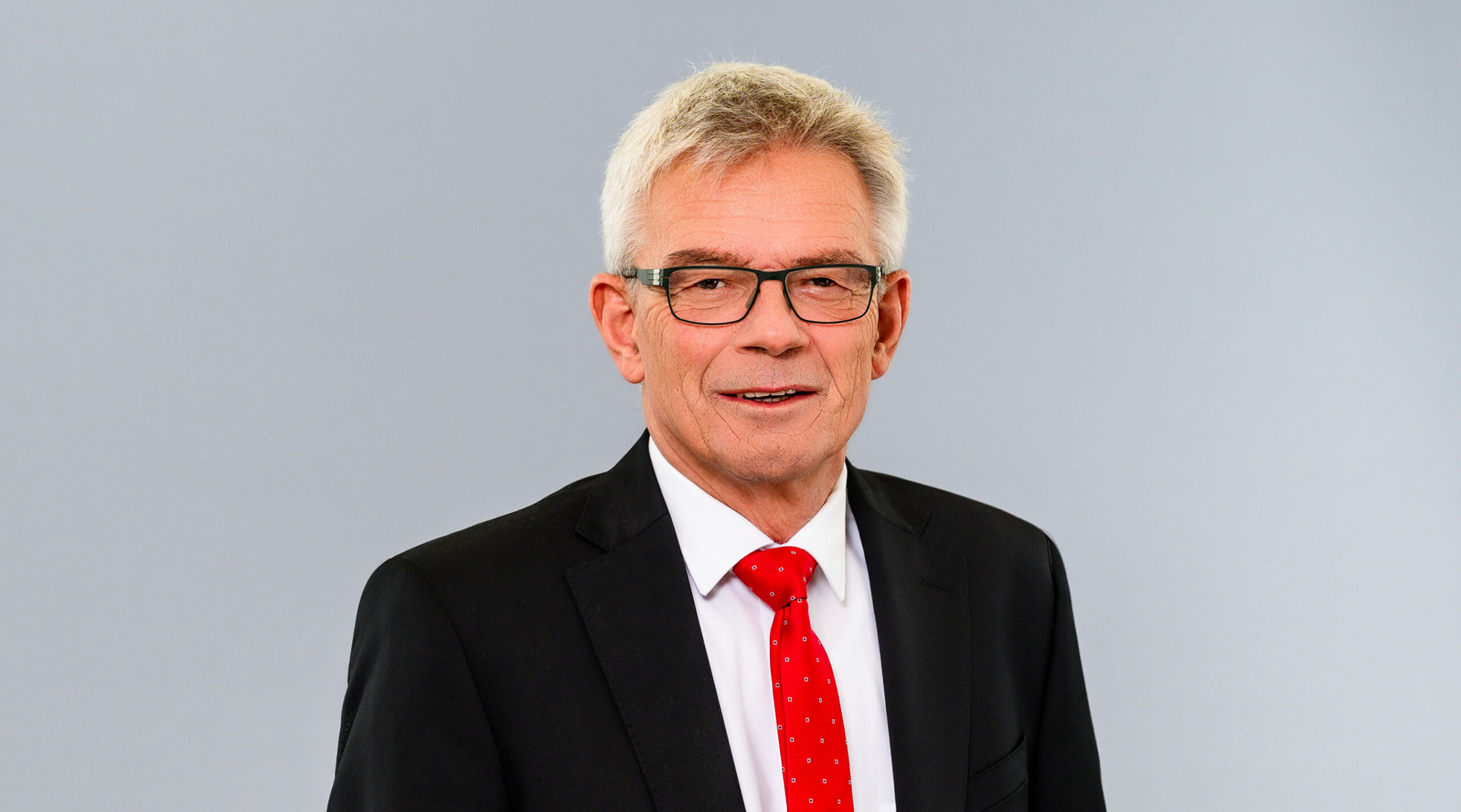 Die Frist zur Verordnung sonstiger Wundprodukte wurde erneut verlängert. Zusätzlich will der Gesetzgeber den Verbandmittelbegriff nochmal überarbeiten lassen. Wie bewertet der Gemeinsame Bundesausschuss diese Vorhaben und was bedeutet das für Ärztinnen und Ärzte? "Hausärztliche Praxis" hat beim G-BA-Vorsitzenden Prof. Josef Hecken nachgefragt.