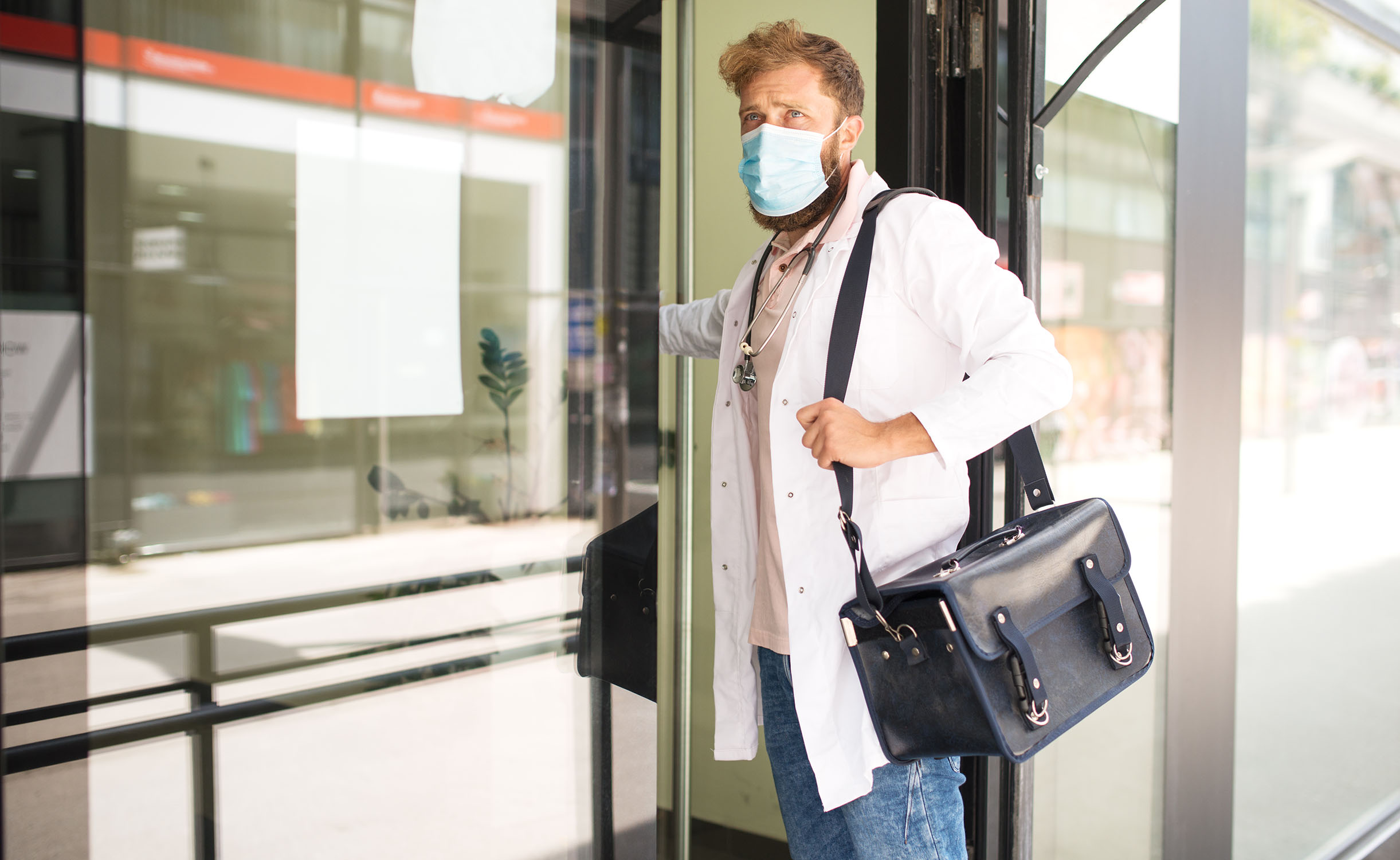 Arzt geht zum Hausbesuch mit Tasche