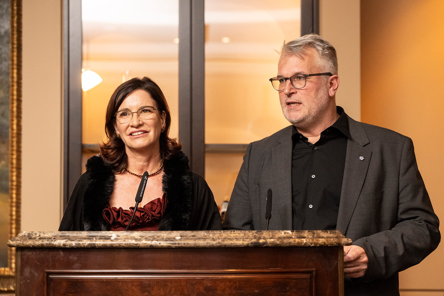 Bundesgesundheitsministerin Nina Warken (CDU) hat einen neuen Zeitplan ausgegeben: Ein Entwurf für das geplante verbindliche Primärarztsystem soll „im Sommer“ kommen. Beim Neujahrsempfang des Hausärztinnen- und Hausärzteverbandes gab Staatssekretär Tino Sorge (CDU) einen Überblick über Fragen, die es nun zu klären gilt – und wo sich bereits Konsens abzeichnet.