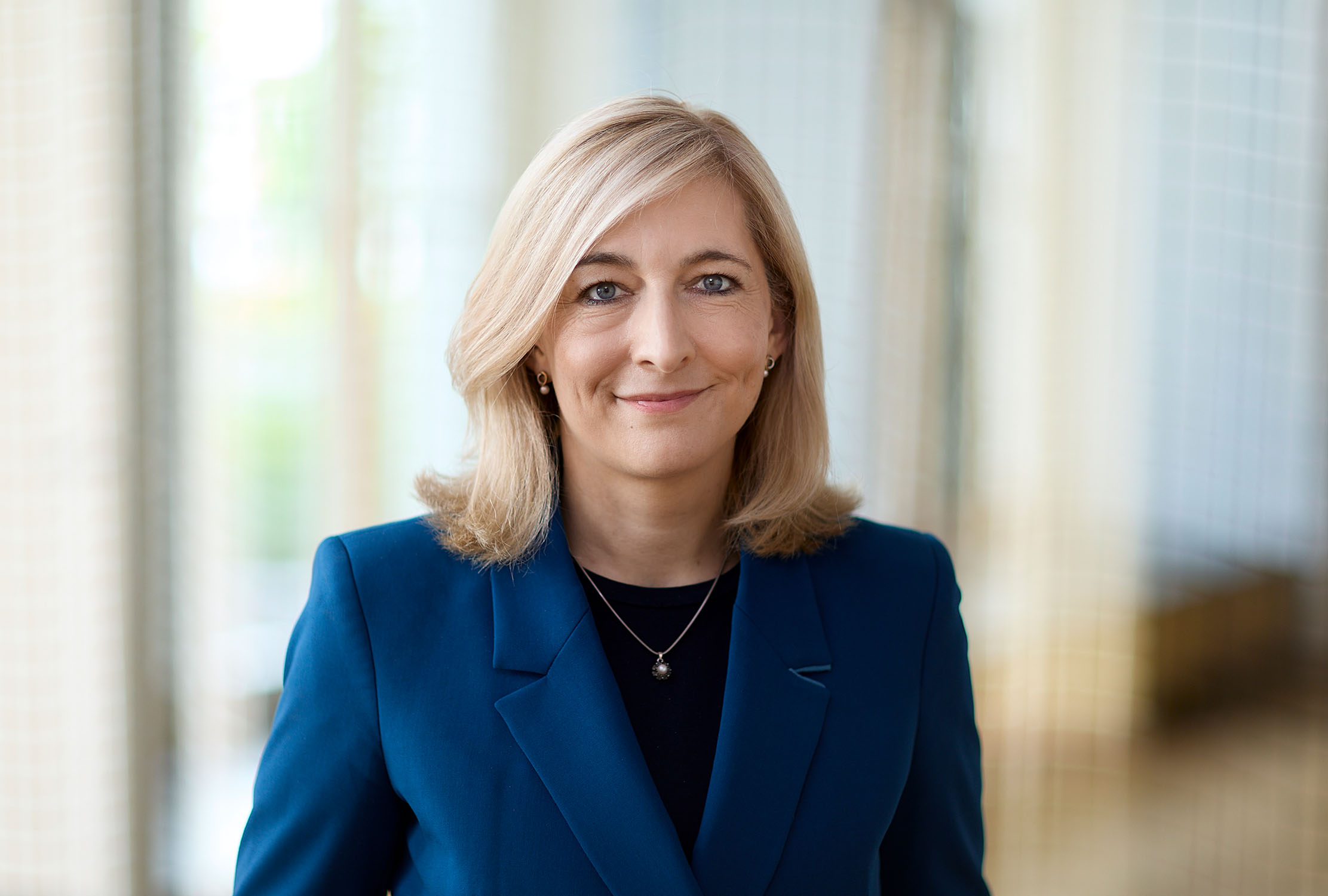 Immer noch warten Hausärztinnen und -ärzte auf die neue Versorgungspauschale im EBM: Bei richtiger Umsetzung könnte sie Praxen entlasten. Nun mischt sich Bundesgesundheitsministerin Nina Warken ein und macht der Selbstverwaltung Druck. 