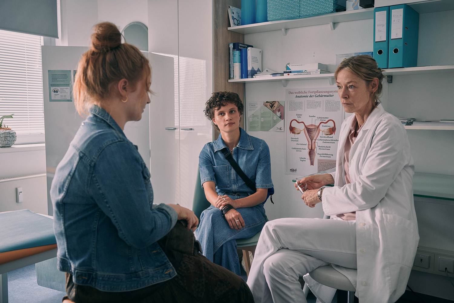 Zum Weltfrauentag kommt am Sonntagabend (8. März) kein "Tatort", sondern ein "Polizeiruf" - mit einer auch aus hausärztlicher Sicht relevanten gesellschaftlichen Debatte: "Your body, my choice" thematisiert den Schwangerschaftsabbruch und das Recht auf Selbstbestimmung. Eine Ärztin schließt nach Anfeindungen kurzerhand ihre Praxis. Auch das Forum Hausärztinnen sieht die Bedeutung des Themas und warnt vor drohenden Versorgungslücken.