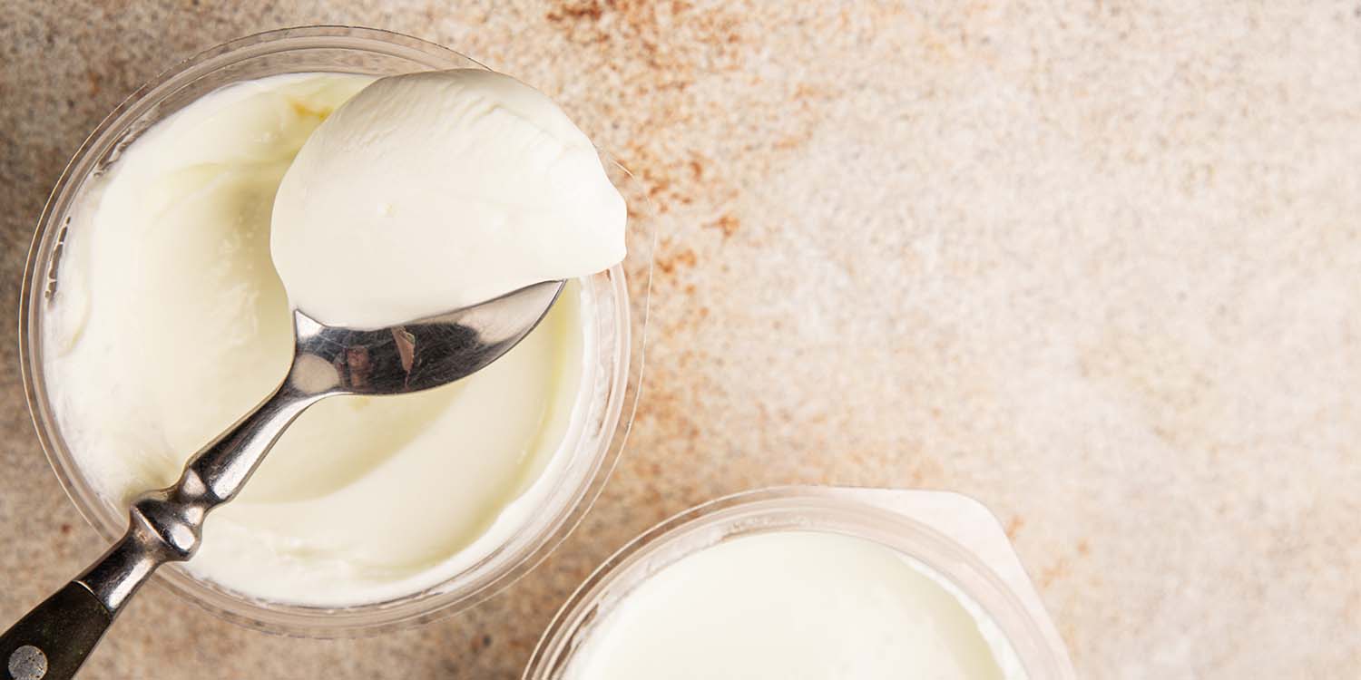 Proteinreiche Ernährung liegt im Trend. Auch das Milchprodukt Skyr ist stark gefragt. In Supermärkten und bei Discountern finden Kunden derzeit jedoch manchmal nur leere Regale vor. Warum?