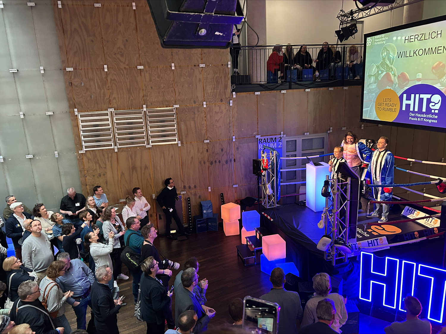 In Köln findet aktuell der erste Hausärztliche IT-Kongress statt. Anbieter von PVS, TI und KI-Lösungen steigen gegeneinander in den Ring - stilecht mit Boxhandschuhen und Punktrichtern. Den Auftakt machte neben zahlreichen Einblicken in die Praxis die Forschung. Das Fazit: KI kann das Praxisteam entlasten – doch noch ist nicht alles Gold, was glänzt.