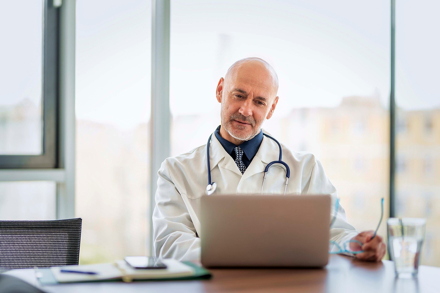 Arzt sitzt am Computer