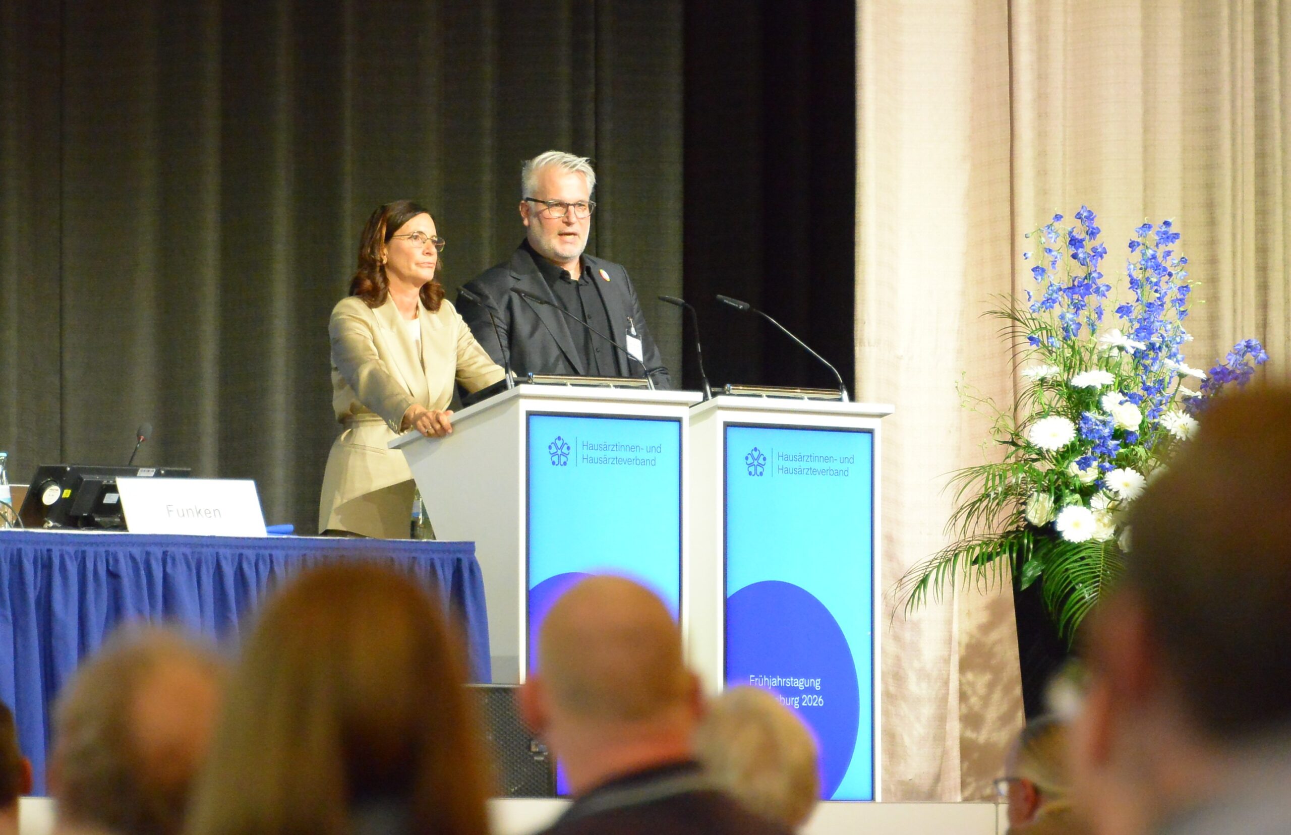 Mit scharfen Worten hat die Spitze des Hausärztinnen- und Hausärzteverbandes in ihrem Bericht zur Lage den Kurs des Bundesgesundheitsministeriums und den "absurden" Einfluss der Kassen kritisiert - und einen Blick hinter die Kulissen ihrer Verhandlungen gegeben. Auch die ersten Pfeiler fürs Primärversorgungssystem seien enttäuschend. 