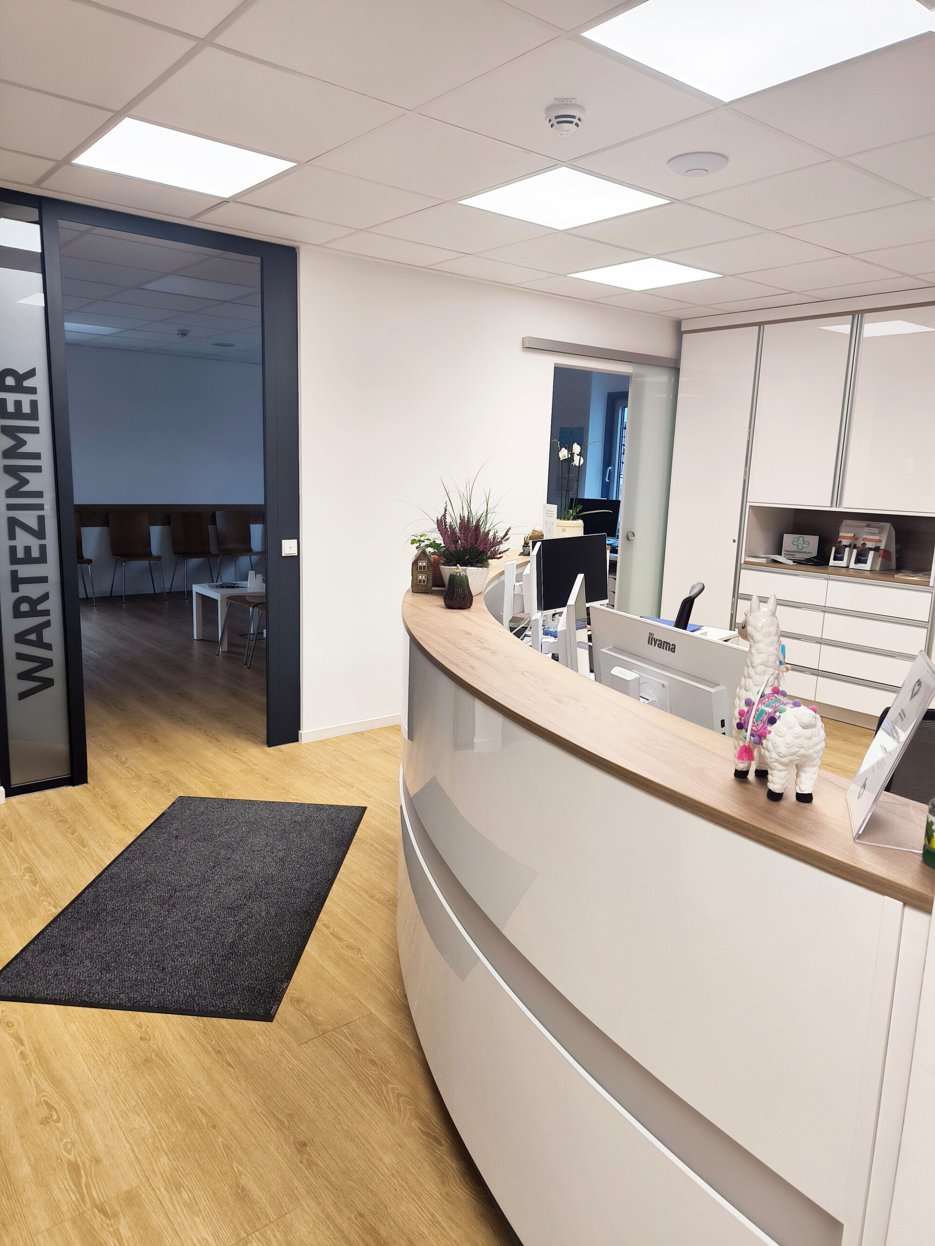 Im hessischen Karben haben vergangenen Sommer drei Hausärzte ihre Einzelpraxen nach Jahrzehnten aufgegeben – um sich mit einer jungen Kollegin zusammenzuschließen. Das neu gegründete Hausarztzentrum Karben lebt vom Teamgedanken. Das erleichtert nicht nur den Start in die eigene Niederlassung, sondern auch den sukzessiven Abschied in den Ruhestand.