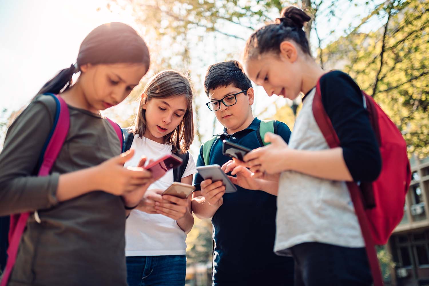 Australien hat's vorgemacht, Deutschland diskutiert: Social-Media-Verbot für Kids? Forschende warnen vor Schnellschüssen. Und viele zweifeln an der Umsetzbarkeit - auch unter den Verbots-Befürwortern.