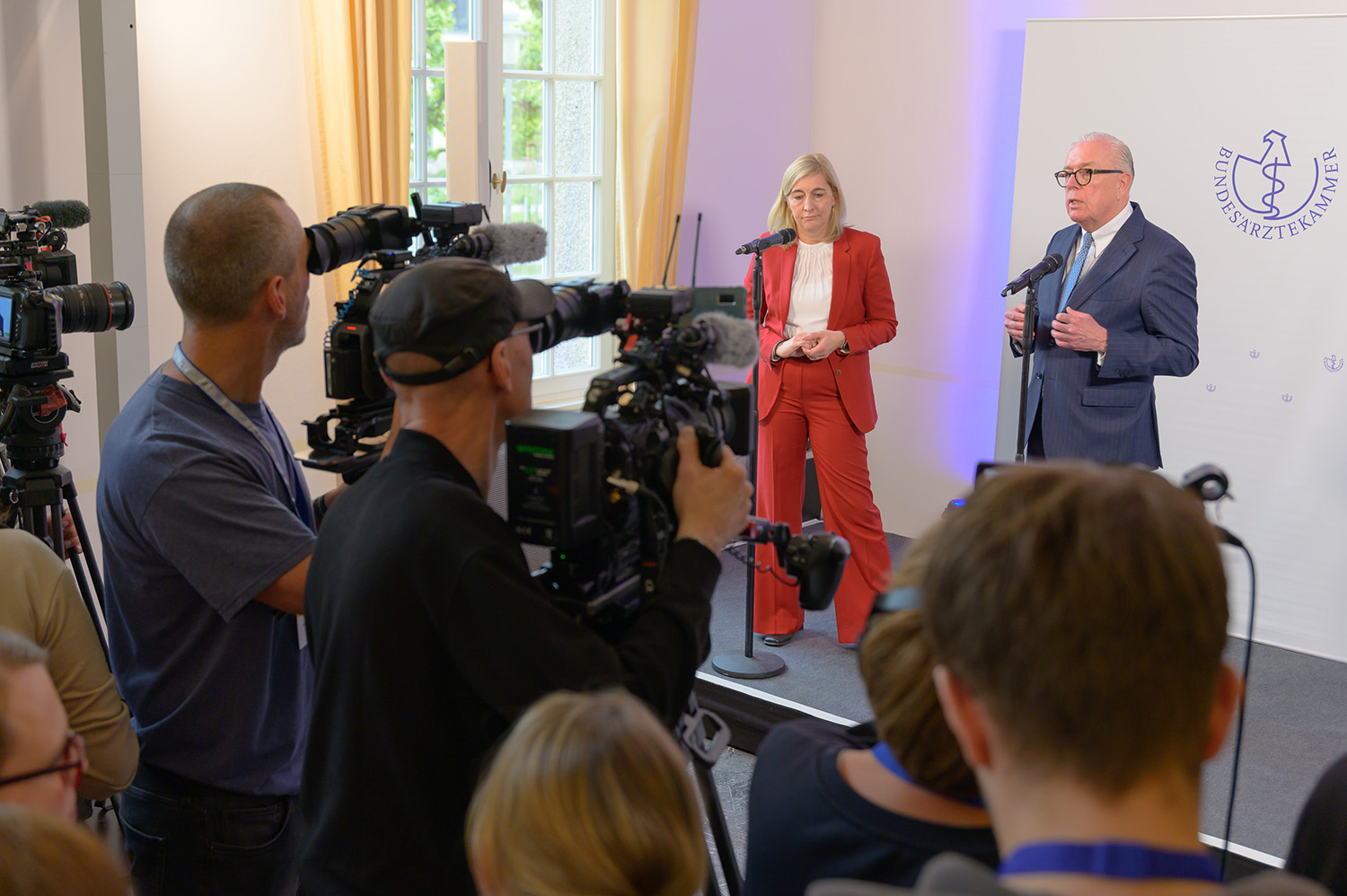 Zur Eröffnung des Deutschen Ärztetags stehen sich Bundesgesundheitsministerin und Ärzteschaft traditionell gegenüber. Im Zentrum: die scharfe Kritik am GKV-Spargesetz und seine dramatischen Folgen für die Versorgung. Ministerin Nina Warken (CDU) bekommt den Ärger beim Ärztetag zu spüren – lässt aber keinen Zweifel an ihrem Zeitplan. Zudem soll zeitnah ein Entbürokratisierungsgesetz folgen.