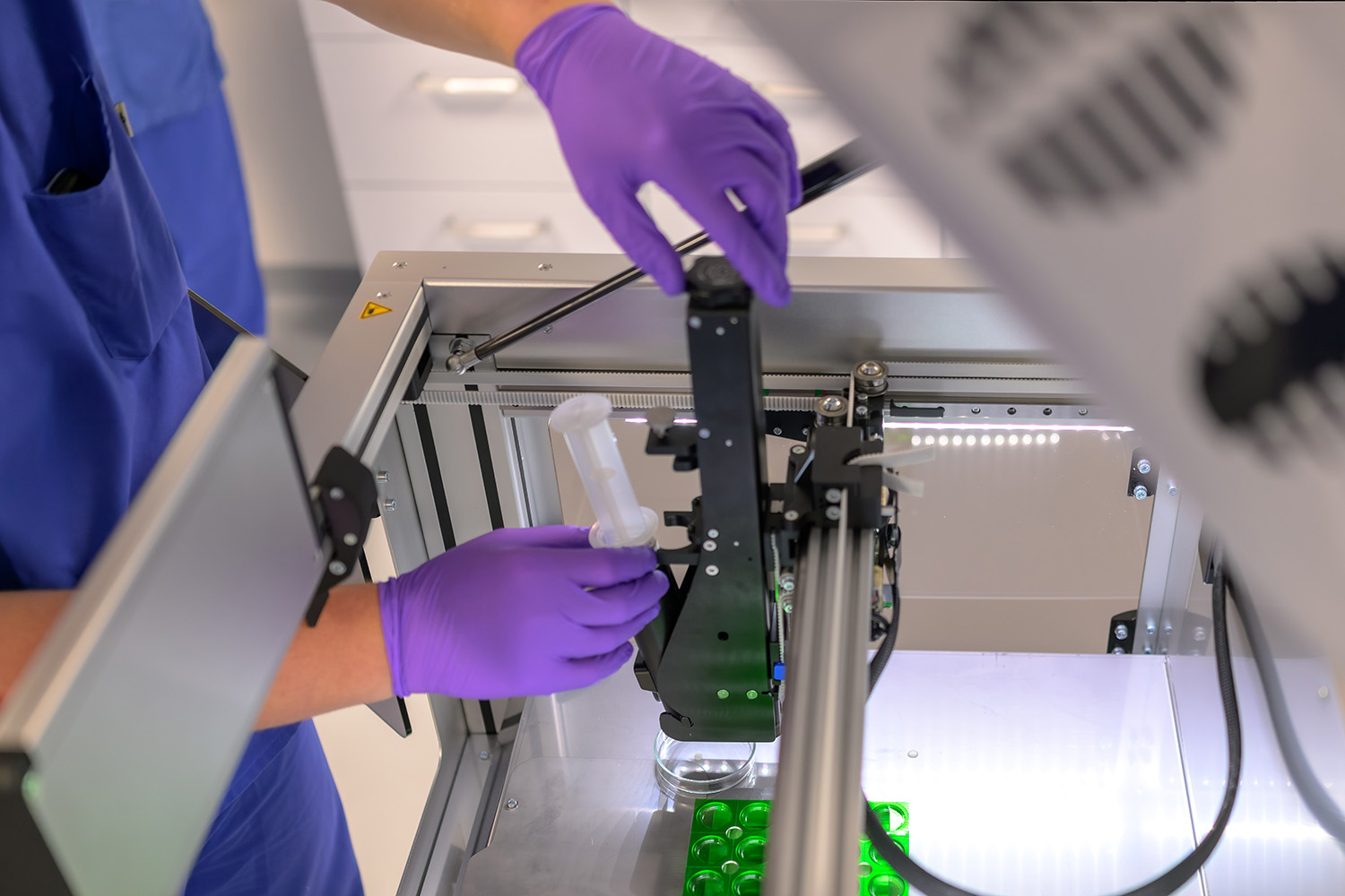 Erdbeer-Vanille-Geschmack statt bitterer Pillen - schwer kranke Kinder bekommen im Klinikum Oldenburg Medikamente aus dem 3D-Drucker. Die Dosierung kann damit genau auf das Körpergewicht angepasst werden, Tabletten müssen nicht umständlich geteilt und zerkleinert werden.