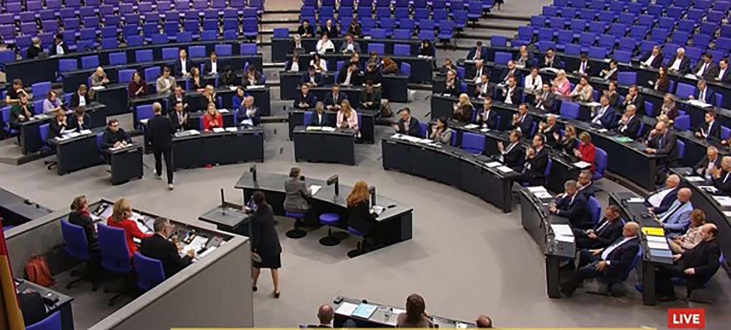 Bei der ersten Lesung der Reform des Nachrichtendienstrechtes im Bundestag wurde kritisiert, dass kein absoluter Schutz für ärztliche und psychotherapeutische Berufsgeheimnisse vorgesehen ist. 