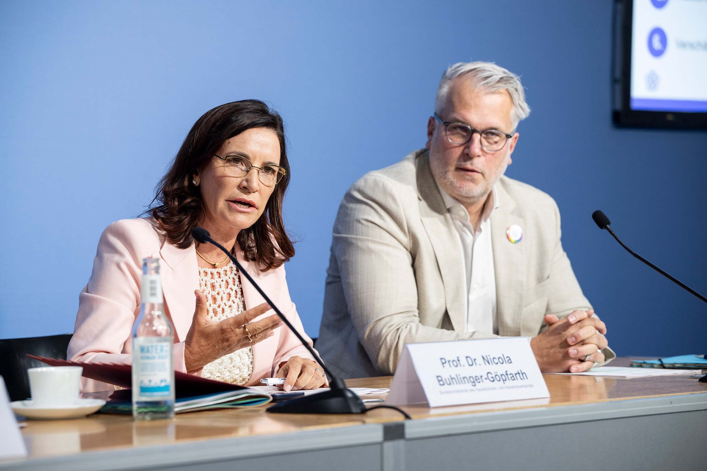 Die Bevölkerung sorgt sich um die hausärztliche Versorgung. Diese hat sich in den letzten Jahren verschlechtert und kann sich auch auf Wahlergebnisse auswirken, zeigt eine Umfrage des Hausärztinnen- und Hausärzteverbandes. Mit einem 6-Punkte-Plan soll der Gesundheitsminister nun die Versorgung stabilisieren.